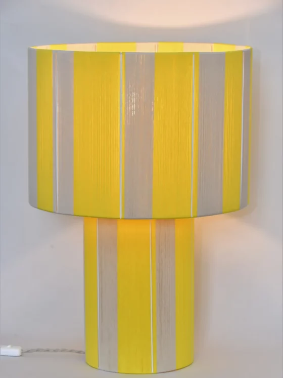 Grande lampe jaune à poser L’Elégante édition « Riviera acidulée » Les belles allumées