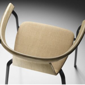 Le bridge ATAL d’Alki allie le bois, le métal et le rembourrage pour votre salle à manger ou votre bureau