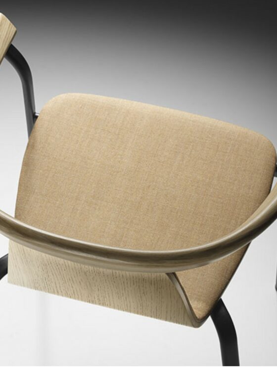 Le bridge ATAL d’Alki allie le bois, le métal et le rembourrage pour votre salle à manger ou votre bureau