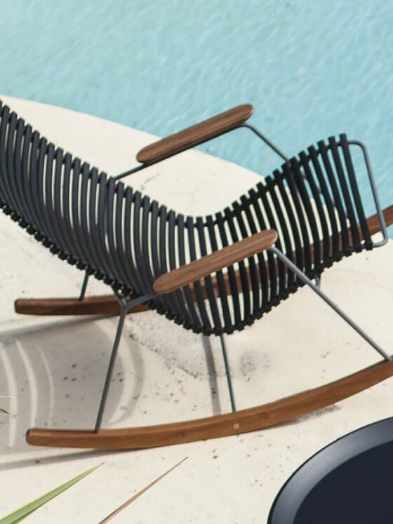 Rocking Chair Click Houe Ce fauteuil à bascule ludique et confortable saura trouver sa place dehors comme dedans.