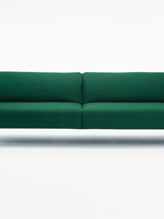 Silebo maison ! vous propose Le canapé Spectrum de Prostoria qui invite à la détente, le bouquinage, la discussion...