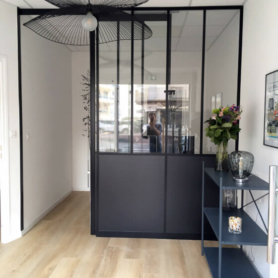 Aménagement complet d'une étude notariale, bureaux/assises Arper, luminaires Forestier, stickers Poetic Wall, meuble Tolix