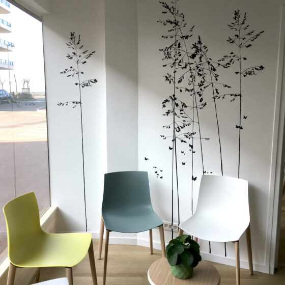 Aménagement complet d'une étude notariale, bureaux/assises Arper, luminaires Forestier, stickers Poetic Wall, meuble Tolix