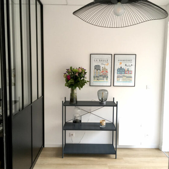 Aménagement complet d'une étude notariale, bureaux/assises Arper, luminaires Forestier, stickers Poetic Wall, meuble Tolix