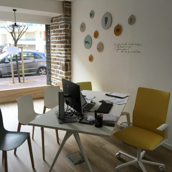 Aménagement complet d'une étude notariale, bureaux/assises Arper, luminaires Forestier, stickers Poetic Wall, meuble Tolix