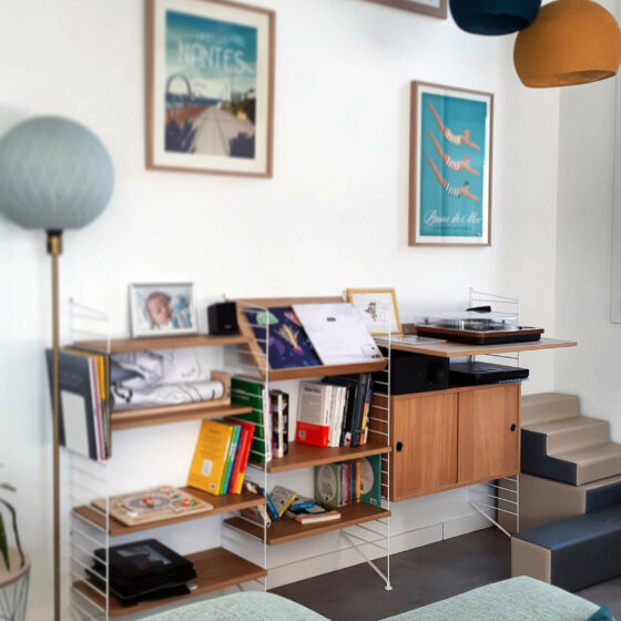 Composition mixte bibliothèque/hifi String avec un lampadaire de La Case de Cousin Paul