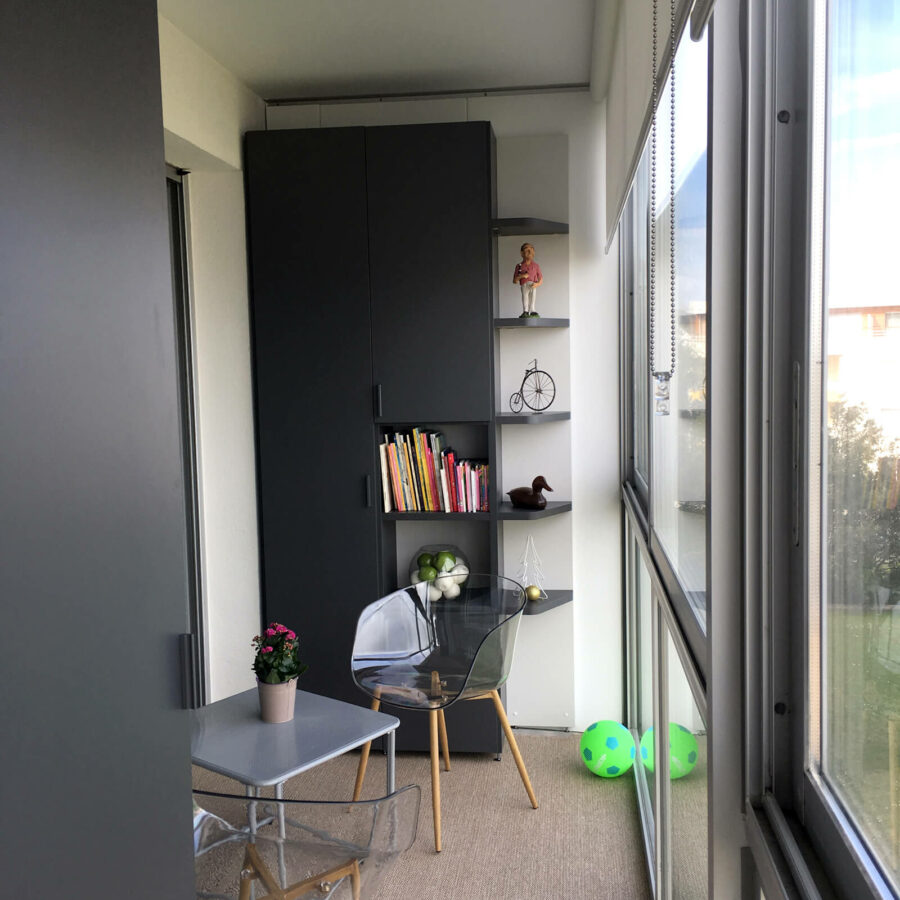 Aménagement et optimisation d'une loggia en espace bureau et rangement avec le mobilier composable Nidi