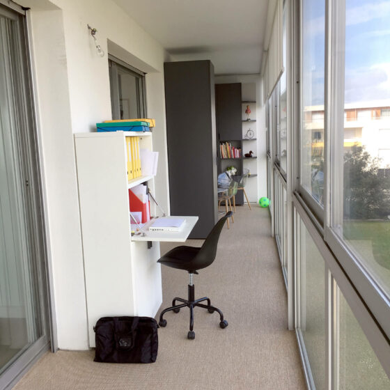 Aménagement et optimisation d'une loggia en espace bureau et rangement avec le mobilier composable Nidi
