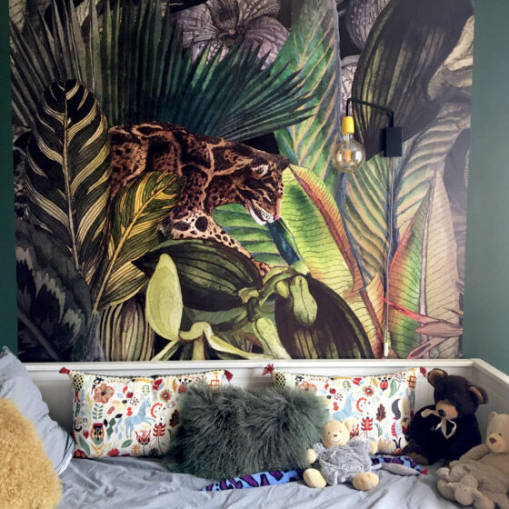 Fourniture d'un papier-peint de Lé Papiers de Ninon, de la peinture Argile et d'une applique de Créative Câbles