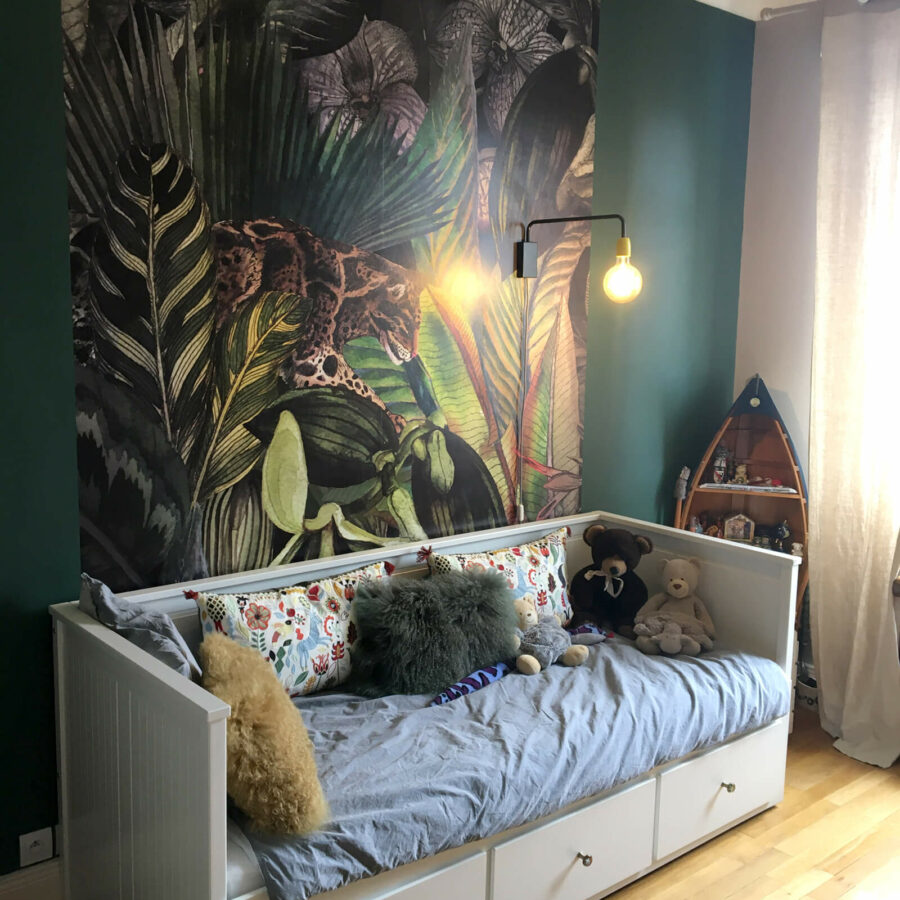 Fourniture d'un papier-peint de Lé Papiers de Ninon, de la peinture Argile et d'une applique de Créative Câbles