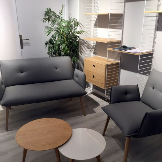 Aménagement d'un espace accueil dans une agence de pompes funèbre avec les fauteuils Mobitec, la bibliothèque String et les tables basses Ondarreta